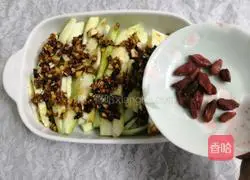 Illustration of how to make steamed loofah with wolfberry and garlic flavor 14