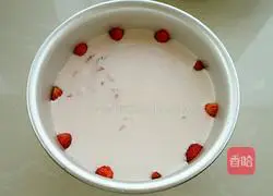 Illustration of how to make six-inch strawberry mousse 13