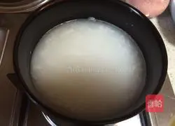 Illustration of how to make sea cucumber and green vegetable porridge 2