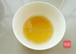 Illustration of how to make six-inch strawberry mousse 6