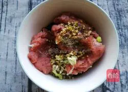 Illustration of how to wrap shrimps in wonton skins 5