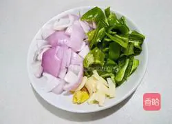 Illustration of how to make black soy onion and potato slices 3
