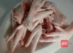 Illustration of how to make chicken feet in tomato sauce 1
