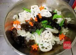 Illustration of how to make lotus pond stir-fry 6