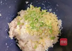 Illustration of how to make steamed parsley and lotus root meatballs 3