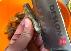 Illustration of how to steam razor clams with green and red wine 2