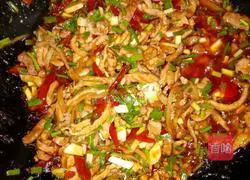 Illustration of how to make fish-flavored shredded pork with pickled pepper 11