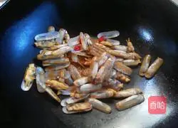 Illustration of how to cook razor clams in sauce 5