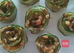 Illustration of how to make steamed chicken and cucumber rolls 6