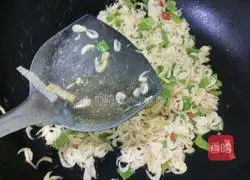 Illustration of how to stir-fry dried shrimps with green pepper 8