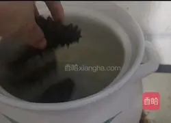 Illustration of how to cook sea cucumber, abalone and braised pork ribs 5