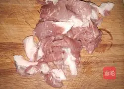 Illustration of how to stir-fry broccoli and carrots with meat 2