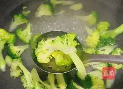 Illustration of how to make fried shrimps with broccoli 2