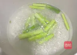 Illustration of how to make mussels mixed with asparagus 2