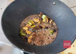 Illustration of how to cook crucian carp in sauce 7