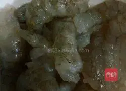 Illustration of how to make fried shrimps with cucumber and cashew nuts 2