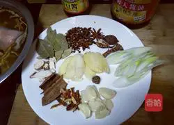 Illustration of how to make pork trotters with beer sauce 2