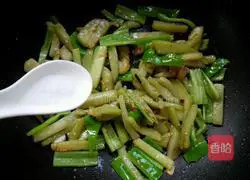 Illustration of how to stir-fry eggplant shreds with pepper 7