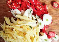 Illustration of how to make Xiangtan boiled crucian carp 3