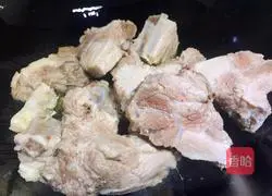 Illustration of how to make pork ribs with vermicelli and stewed mushrooms 5