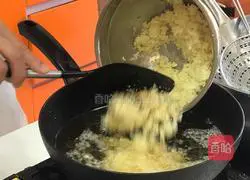 Illustration of how to make stir-fried crabs in typhoon shelter 5