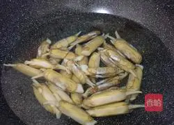 Illustration of how to make fried sea clams with sour bamboo shoots 2