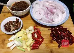 Illustration of how to make spicy crayfish with shrimp and eggs 3