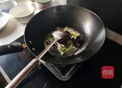 Saute green onions Illustration of how to make squid rolls 7