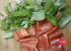 Illustration of how to make twice-cooked pork with double pepper 2