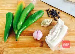 Illustration of how to make twice-cooked pork with black bean sauce and chili pepper 1