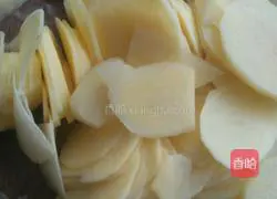 Illustration of how to make twice-cooked pork and potato slices 1