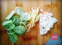 Illustration of how to make fish-flavored shredded pork with garlic moss 4