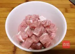 Illustration of how to make spicy stir-fried three dices 2