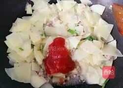 Illustration of how to stir-fry potato slices with minced meat in tomato sauce 6
