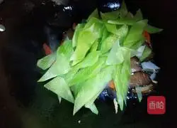 Illustration of how to stir-fry bacon with green bamboo shoots 7