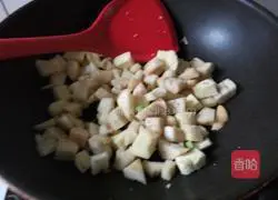 Illustration of how to make diced steamed buns fried in tomato sauce 6