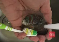 Illustration of how to make abalone with scallion oil 1