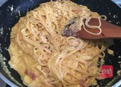 Illustration of how to make creamy egg yolk and bacon pasta 8