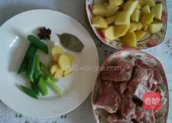 Illustration of how to cook pork ribs with small potatoes 1