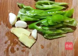 Illustration of the recipe of twice-cooked pork with black soybean, tea tree mushroom and tea tree mushroom 6