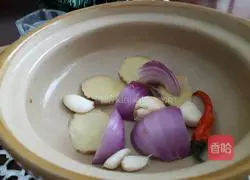 Illustration of how to make baked fish head without water and onion and ginger 3