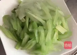 Illustration of how to stir-fry pork belly with dried celery 2