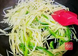 Illustration of how to make stir-fried shredded potatoes 17