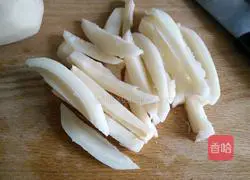 Illustration of how to make dry fried lotus root sticks 2