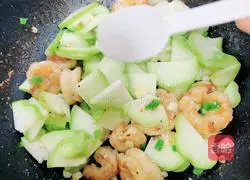 Illustration of how to make tomato sauce, chayote and shrimp 12