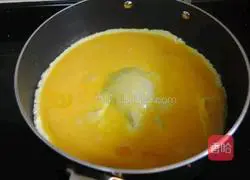 Illustration of how to make fried eggs with leeks 3