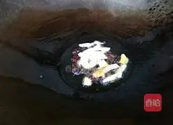 Illustration of how to make black soy onion and potato slices 5