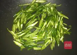 Illustration of how to make Sichuan sausage and fried pepper 6