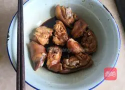 Illustration of how to make pig's feet and ginger 8