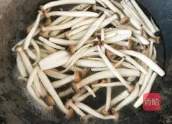 Illustration of how to make fried meat with crab-flavored mushrooms 5